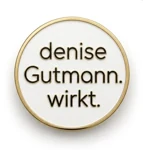 denise Gutmann. wirkt. – rundes Logo mit Goldrand